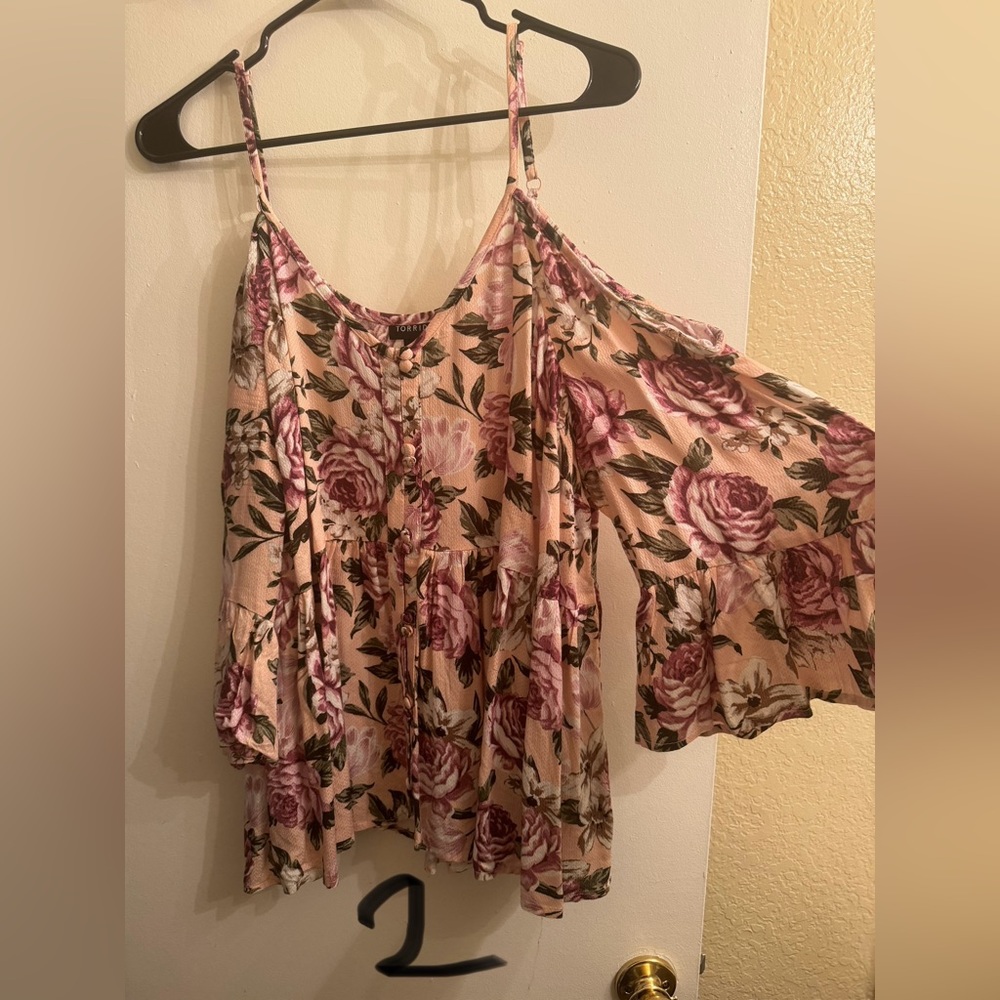 Torrid cold shoulder floral tank Size 2